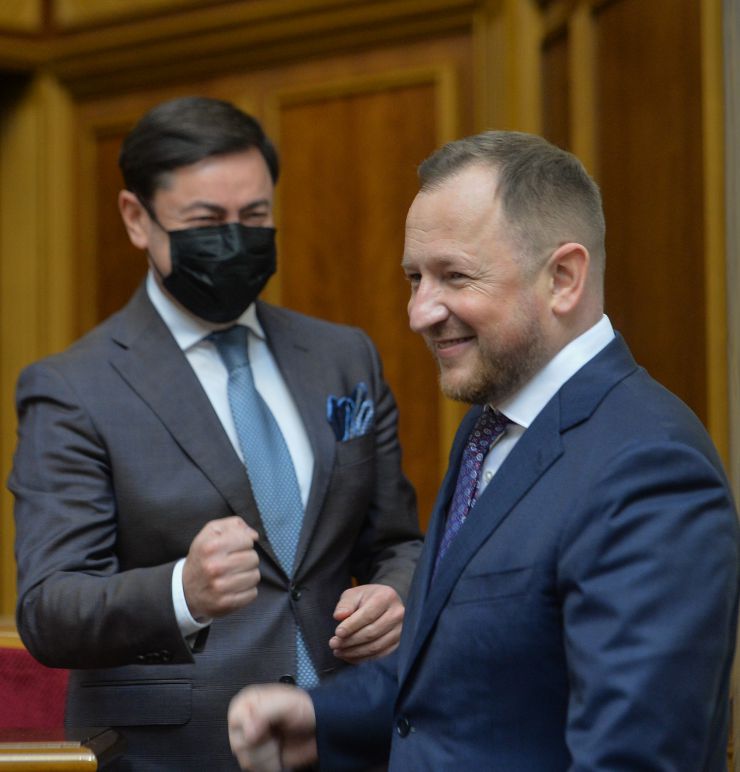 Пленарне засідання Верховної Ради України.

Голова Верховної Ради України Руслан Стефанчук відкрив пленарне засідання.
Головуючий повідомив, що 12 листопада 2021 року Центральна виборча комісія зареєструвала народних депутатів України, обраних на проміжних виборах народних депутатів 31 жовтня 2021 року в одномандатному виборчому окрузі №184 Козиря Сергія В’ячеславовича, у виборчому окрузі №197 Войцехівського Віталія Олександровича, обраного на позачергових виборах народних депутатів 21 липня 2019 року в загальнодержавному багатомандатному виборчому окрузі Кострійчука Сергія Володимировича за політичним списком політичної партії «Слуга народу». 
Новообрані народні депутати склали присягу перед Верховною Радою.
Народні депутати розглянули правки до законопроекту про медіацію, №3504. 
За результатами голосування законопроект 302 голосами прийнято у другому читанні і в цілому.
Павло Сушко День народження
