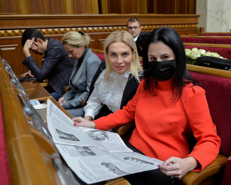 Пленарне засідання Верховної Ради України.

Голова Верховної Ради України Руслан Стефанчук відкрив пленарне засідання.
Головуючий повідомив, що 12 листопада 2021 року Центральна виборча комісія зареєструвала народних депутатів України, обраних на проміжних виборах народних депутатів 31 жовтня 2021 року в одномандатному виборчому окрузі №184 Козиря Сергія В’ячеславовича, у виборчому окрузі №197 Войцехівського Віталія Олександровича, обраного на позачергових виборах народних депутатів 21 липня 2019 року в загальнодержавному багатомандатному виборчому окрузі Кострійчука Сергія Володимировича за політичним списком політичної партії «Слуга народу». 
Новообрані народні депутати склали присягу перед Верховною Радою.
Народні депутати розглянули правки до законопроекту про медіацію, №3504. 
За результатами голосування законопроект 302 голосами прийнято у другому читанні і в цілому.
Ірина Борзова, Елла Рєпіна
