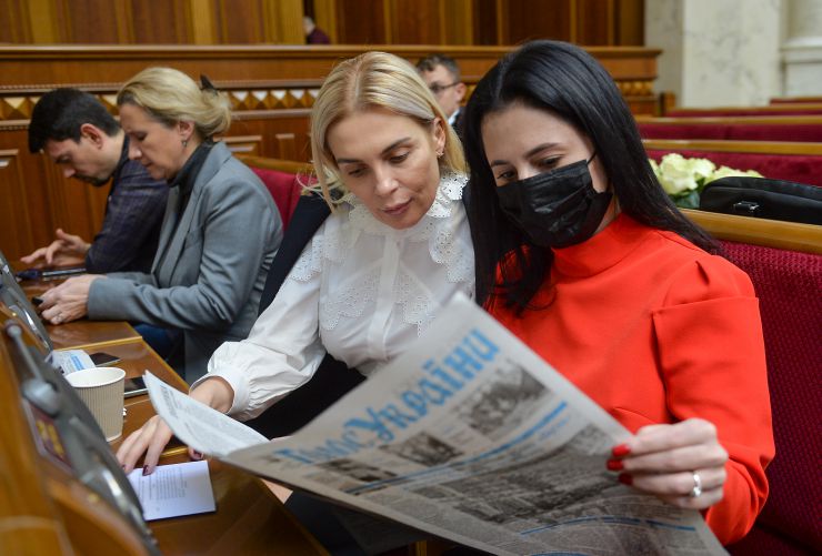 Пленарне засідання Верховної Ради України.

Голова Верховної Ради України Руслан Стефанчук відкрив пленарне засідання.
Головуючий повідомив, що 12 листопада 2021 року Центральна виборча комісія зареєструвала народних депутатів України, обраних на проміжних виборах народних депутатів 31 жовтня 2021 року в одномандатному виборчому окрузі №184 Козиря Сергія В’ячеславовича, у виборчому окрузі №197 Войцехівського Віталія Олександровича, обраного на позачергових виборах народних депутатів 21 липня 2019 року в загальнодержавному багатомандатному виборчому окрузі Кострійчука Сергія Володимировича за політичним списком політичної партії «Слуга народу». 
Новообрані народні депутати склали присягу перед Верховною Радою.
Народні депутати розглянули правки до законопроекту про медіацію, №3504. 
За результатами голосування законопроект 302 голосами прийнято у другому читанні і в цілому.
Ірина Борзова, Елла Рєпіна
