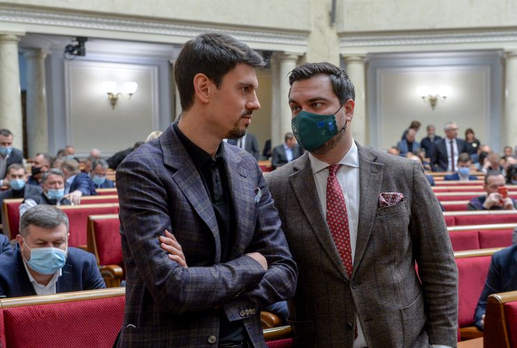 Пленарне засідання Верховної Ради України.

Голова Верховної Ради України Руслан Стефанчук відкрив пленарне засідання.
Головуючий повідомив, що 12 листопада 2021 року Центральна виборча комісія зареєструвала народних депутатів України, обраних на проміжних виборах народних депутатів 31 жовтня 2021 року в одномандатному виборчому окрузі №184 Козиря Сергія В’ячеславовича, у виборчому окрузі №197 Войцехівського Віталія Олександровича, обраного на позачергових виборах народних депутатів 21 липня 2019 року в загальнодержавному багатомандатному виборчому окрузі Кострійчука Сергія Володимировича за політичним списком політичної партії «Слуга народу». 
Новообрані народні депутати склали присягу перед Верховною Радою.
Народні депутати розглянули правки до законопроекту про медіацію, №3504. 
За результатами голосування законопроект 302 голосами прийнято у другому читанні і в цілому.
Олексій Жмеренецький,. Дмитро Наталуха
