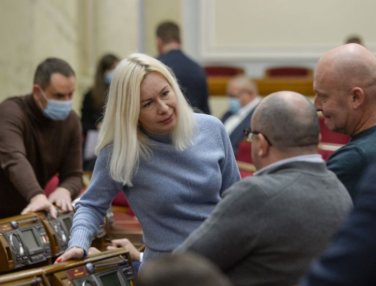 Пленарне засідання Верховної Ради України.

Голова Верховної Ради України Руслан Стефанчук відкрив пленарне засідання.
Головуючий повідомив, що у засіданні беруть участь Прем’єр-міністр Денис Шмигаль та члени Кабінету Міністрів.
Головуючий надав слово для виступу Міністру внутрішніх справ Денису Монастирському.
Олена Вінтоняк, Ігор Фріс
