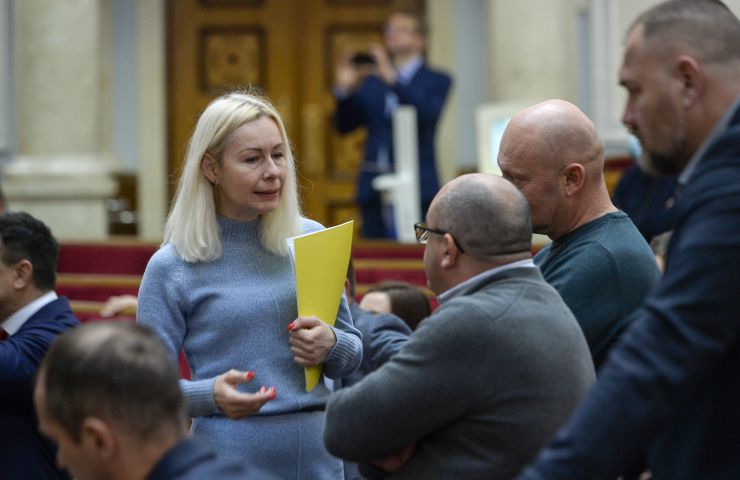 Пленарне засідання Верховної Ради України.

Голова Верховної Ради України Руслан Стефанчук відкрив пленарне засідання.
Головуючий повідомив, що у засіданні беруть участь Прем’єр-міністр Денис Шмигаль та члени Кабінету Міністрів.
Головуючий надав слово для виступу Міністру внутрішніх справ Денису Монастирському.
Олена Вінтоняк, Ігор Фріс
