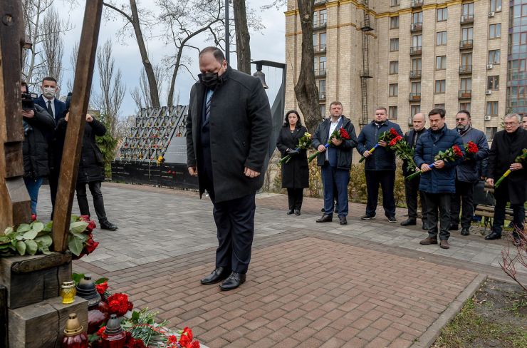 Голова Верховної Ради України Руслан Стефанчук, Перший заступник Голови Верховної Ради Олександр Корнієнко, Керівник Апарату Вячеслав Штучний, голови Комітетів Верховної Ради у Києві вшанували пам’ять Героїв Небесної Сотні