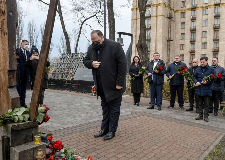Голова Верховної Ради України Руслан Стефанчук, Перший заступник Голови Верховної Ради Олександр Корнієнко, Керівник Апарату Вячеслав Штучний, голови Комітетів Верховної Ради у Києві вшанували пам’ять Героїв Небесної Сотні