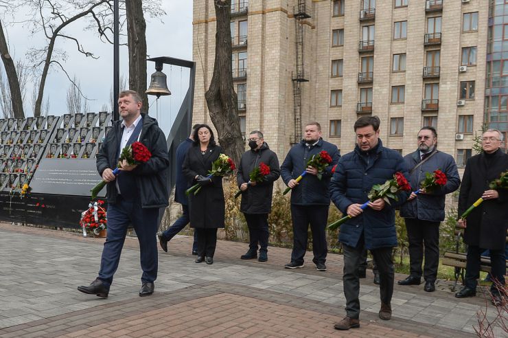 Голова Верховної Ради України Руслан Стефанчук, Перший заступник Голови Верховної Ради Олександр Корнієнко, Керівник Апарату Вячеслав Штучний, голови Комітетів Верховної Ради у Києві вшанували пам’ять Героїв Небесної Сотні