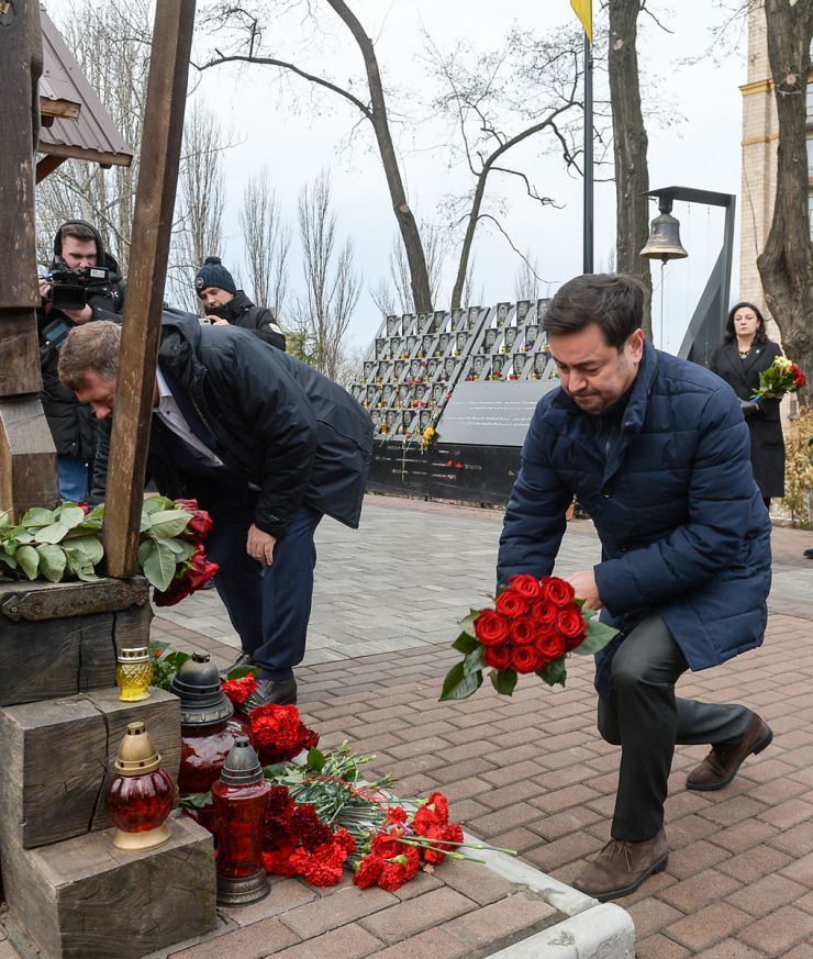 Голова Верховної Ради України Руслан Стефанчук, Перший заступник Голови Верховної Ради Олександр Корнієнко, Керівник Апарату Вячеслав Штучний, голови Комітетів Верховної Ради у Києві вшанували пам’ять Героїв Небесної Сотні