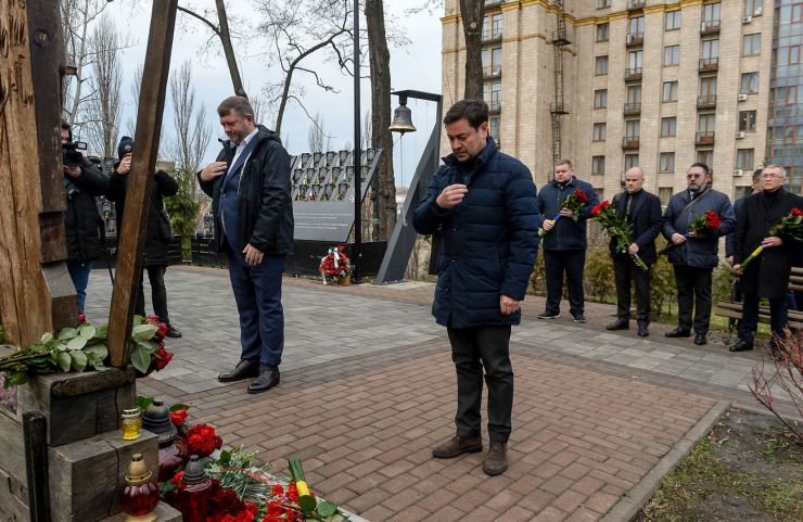 Голова Верховної Ради України Руслан Стефанчук, Перший заступник Голови Верховної Ради Олександр Корнієнко, Керівник Апарату Вячеслав Штучний, голови Комітетів Верховної Ради у Києві вшанували пам’ять Героїв Небесної Сотні