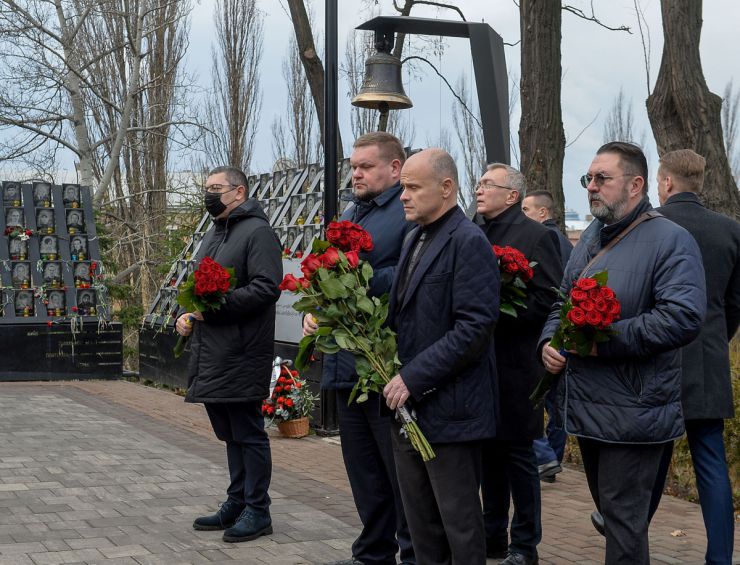 Голова Верховної Ради України Руслан Стефанчук, Перший заступник Голови Верховної Ради Олександр Корнієнко, Керівник Апарату Вячеслав Штучний, голови Комітетів Верховної Ради у Києві вшанували пам’ять Героїв Небесної Сотні