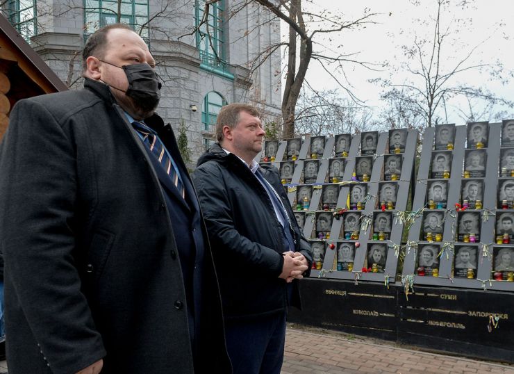 Голова Верховної Ради України Руслан Стефанчук, Перший заступник Голови Верховної Ради Олександр Корнієнко, Керівник Апарату Вячеслав Штучний, голови Комітетів Верховної Ради у Києві вшанували пам’ять Героїв Небесної Сотні