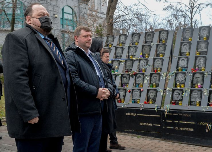 Голова Верховної Ради України Руслан Стефанчук, Перший заступник Голови Верховної Ради Олександр Корнієнко, Керівник Апарату Вячеслав Штучний, голови Комітетів Верховної Ради у Києві вшанували пам’ять Героїв Небесної Сотні