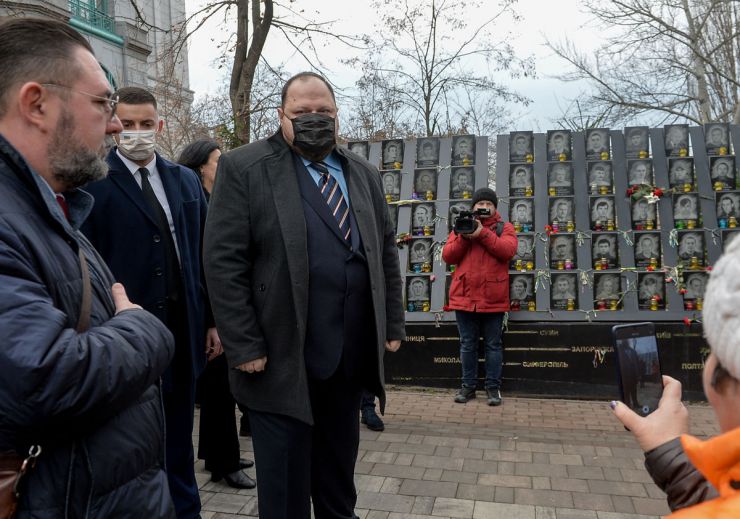 Голова Верховної Ради України Руслан Стефанчук, Перший заступник Голови Верховної Ради Олександр Корнієнко, Керівник Апарату Вячеслав Штучний, голови Комітетів Верховної Ради у Києві вшанували пам’ять Героїв Небесної Сотні