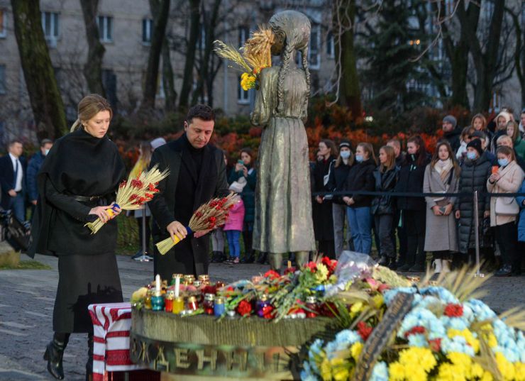 Голова Верховної Ради України Руслан Стефанчук разом із Президентом України Володимиром Зеленським узяли участь у заході зі вшанування пам’яті жертв голодоморів в Україні, який відбувся в Національному музеї Голодомору-геноциду. Пам’ять жертв голодоморів також ушанували: перша леді Олена Зеленська, керівник Офісу Президента України Андрій Єрмак та Прем’єр-міністр України Денис Шмигаль. Учасники церемонії поклали до скульптури «Гірка пам’ять дитинства» символічні композиції з колосків.