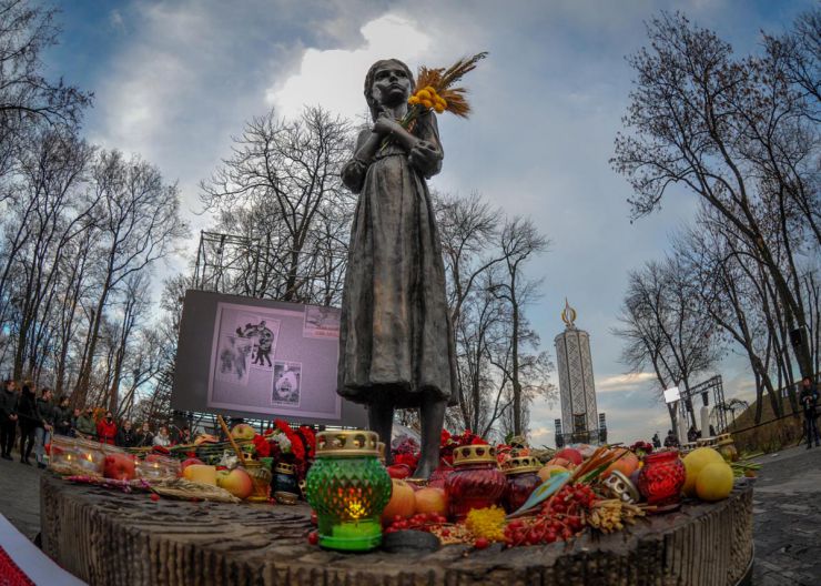 Голова Верховної Ради України Руслан Стефанчук разом із Президентом України Володимиром Зеленським узяли участь у заході зі вшанування пам’яті жертв голодоморів в Україні, який відбувся в Національному музеї Голодомору-геноциду. Пам’ять жертв голодоморів також ушанували: перша леді Олена Зеленська, керівник Офісу Президента України Андрій Єрмак та Прем’єр-міністр України Денис Шмигаль. Учасники церемонії поклали до скульптури «Гірка пам’ять дитинства» символічні композиції з колосків.