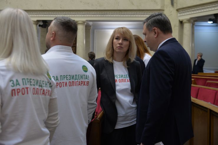 Пленарне засідання Верховної Ради України.

Голова Верховної Ради України Руслан Стефанчук відкрив пленарне засідання. 
Руслан Стефанчук привітав всіх з 30 річницею всеукраїнського референдуму за незалежність.

Головуючий запросив до сесійної зали Президента України Володимира Зеленського. Він також повідомив, що у пленарному засіданні беруть участь Прем’єр-міністр Денис Шмигаль і члени Кабінету Міністрів, керівники центральних органів виконавчої влади, керівники судової гілки влади, судді Конституційного суду України,
Верховна Рада вшанувала хвилиною мовчання пам’ять героїв, які загинули у боротьбі за свободу, незалежність та територіальну цілісність України. 

Головуючий надав слово для виступу Президенту України Володимиру Зеленському. 
Президент України Володимир Зеленський виступив з щорічним посланням до Верховної Ради України про внутрішнє і зовнішнє становище України.
Президент України вручив державні нагороди з нагоди 30-ї річниці проголошення незалежності України представникам органів державної влади, громадським діячам, науковцям, військовослужбовцям, медичним працівникам.
