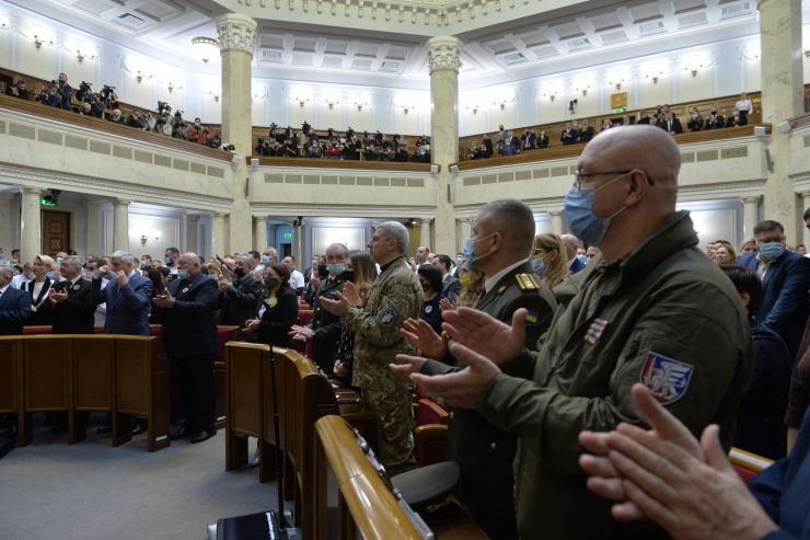 Пленарне засідання Верховної Ради України.

Голова Верховної Ради України Руслан Стефанчук відкрив пленарне засідання. 
Руслан Стефанчук привітав всіх з 30 річницею всеукраїнського референдуму за незалежність.

Головуючий запросив до сесійної зали Президента України Володимира Зеленського. Він також повідомив, що у пленарному засіданні беруть участь Прем’єр-міністр Денис Шмигаль і члени Кабінету Міністрів, керівники центральних органів виконавчої влади, керівники судової гілки влади, судді Конституційного суду України,
Верховна Рада вшанувала хвилиною мовчання пам’ять героїв, які загинули у боротьбі за свободу, незалежність та територіальну цілісність України. 

Головуючий надав слово для виступу Президенту України Володимиру Зеленському. 
Президент України Володимир Зеленський виступив з щорічним посланням до Верховної Ради України про внутрішнє і зовнішнє становище України.
Президент України вручив державні нагороди з нагоди 30-ї річниці проголошення незалежності України представникам органів державної влади, громадським діячам, науковцям, військовослужбовцям, медичним працівникам.
