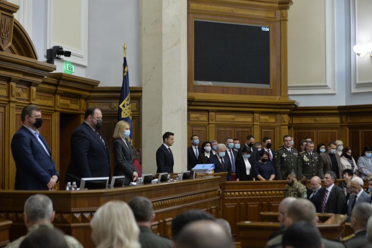 Пленарне засідання Верховної Ради України.

Голова Верховної Ради України Руслан Стефанчук відкрив пленарне засідання. 
Руслан Стефанчук привітав всіх з 30 річницею всеукраїнського референдуму за незалежність.

Головуючий запросив до сесійної зали Президента України Володимира Зеленського. Він також повідомив, що у пленарному засіданні беруть участь Прем’єр-міністр Денис Шмигаль і члени Кабінету Міністрів, керівники центральних органів виконавчої влади, керівники судової гілки влади, судді Конституційного суду України,
Верховна Рада вшанувала хвилиною мовчання пам’ять героїв, які загинули у боротьбі за свободу, незалежність та територіальну цілісність України. 

Головуючий надав слово для виступу Президенту України Володимиру Зеленському. 
Президент України Володимир Зеленський виступив з щорічним посланням до Верховної Ради України про внутрішнє і зовнішнє становище України.
Президент України вручив державні нагороди з нагоди 30-ї річниці проголошення незалежності України представникам органів державної влади, громадським діячам, науковцям, військовослужбовцям, медичним працівникам.
