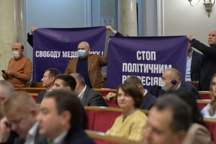Пленарне засідання Верховної Ради України.

Голова Верховної Ради України Руслан Стефанчук відкрив пленарне засідання. 
Руслан Стефанчук привітав всіх з 30 річницею всеукраїнського референдуму за незалежність.

Головуючий запросив до сесійної зали Президента України Володимира Зеленського. Він також повідомив, що у пленарному засіданні беруть участь Прем’єр-міністр Денис Шмигаль і члени Кабінету Міністрів, керівники центральних органів виконавчої влади, керівники судової гілки влади, судді Конституційного суду України,
Верховна Рада вшанувала хвилиною мовчання пам’ять героїв, які загинули у боротьбі за свободу, незалежність та територіальну цілісність України. 

Головуючий надав слово для виступу Президенту України Володимиру Зеленському. 
Президент України Володимир Зеленський виступив з щорічним посланням до Верховної Ради України про внутрішнє і зовнішнє становище України.
Президент України вручив державні нагороди з нагоди 30-ї річниці проголошення незалежності України представникам органів державної влади, громадським діячам, науковцям, військовослужбовцям, медичним працівникам.
