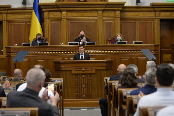 Пленарне засідання Верховної Ради України.

Голова Верховної Ради України Руслан Стефанчук відкрив пленарне засідання. 
Руслан Стефанчук привітав всіх з 30 річницею всеукраїнського референдуму за незалежність.

Головуючий запросив до сесійної зали Президента України Володимира Зеленського. Він також повідомив, що у пленарному засіданні беруть участь Прем’єр-міністр Денис Шмигаль і члени Кабінету Міністрів, керівники центральних органів виконавчої влади, керівники судової гілки влади, судді Конституційного суду України,
Верховна Рада вшанувала хвилиною мовчання пам’ять героїв, які загинули у боротьбі за свободу, незалежність та територіальну цілісність України. 

Головуючий надав слово для виступу Президенту України Володимиру Зеленському. 
Президент України Володимир Зеленський виступив з щорічним посланням до Верховної Ради України про внутрішнє і зовнішнє становище України.
Президент України вручив державні нагороди з нагоди 30-ї річниці проголошення незалежності України представникам органів державної влади, громадським діячам, науковцям, військовослужбовцям, медичним працівникам.
