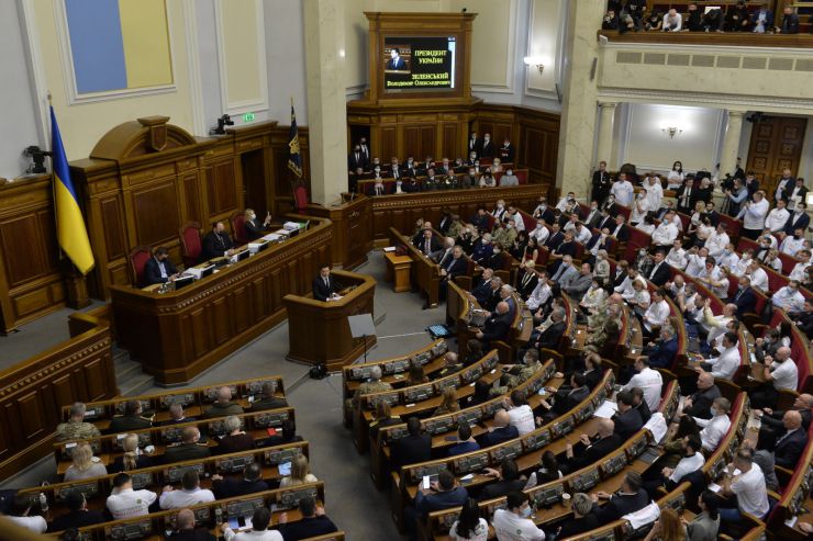 Пленарне засідання Верховної Ради України.

Голова Верховної Ради України Руслан Стефанчук відкрив пленарне засідання. 
Руслан Стефанчук привітав всіх з 30 річницею всеукраїнського референдуму за незалежність.

Головуючий запросив до сесійної зали Президента України Володимира Зеленського. Він також повідомив, що у пленарному засіданні беруть участь Прем’єр-міністр Денис Шмигаль і члени Кабінету Міністрів, керівники центральних органів виконавчої влади, керівники судової гілки влади, судді Конституційного суду України,
Верховна Рада вшанувала хвилиною мовчання пам’ять героїв, які загинули у боротьбі за свободу, незалежність та територіальну цілісність України. 

Головуючий надав слово для виступу Президенту України Володимиру Зеленському. 
Президент України Володимир Зеленський виступив з щорічним посланням до Верховної Ради України про внутрішнє і зовнішнє становище України.
Президент України вручив державні нагороди з нагоди 30-ї річниці проголошення незалежності України представникам органів державної влади, громадським діячам, науковцям, військовослужбовцям, медичним працівникам.
