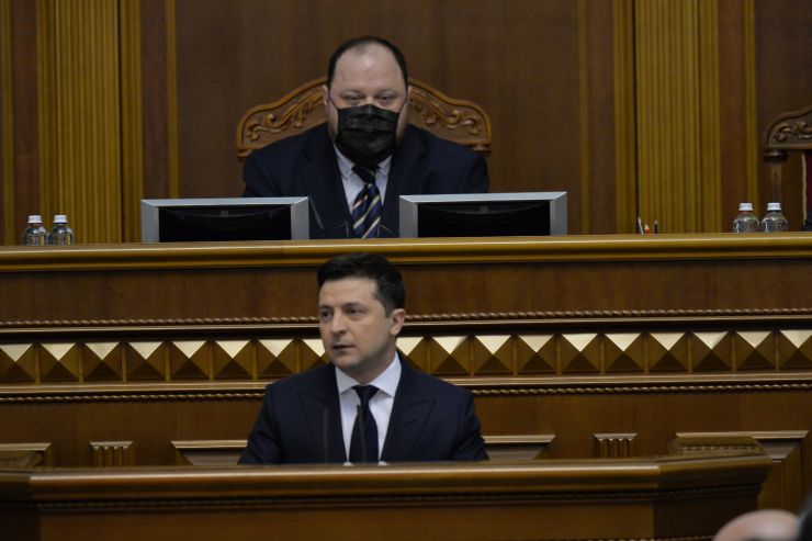Пленарне засідання Верховної Ради України.

Голова Верховної Ради України Руслан Стефанчук відкрив пленарне засідання. 
Руслан Стефанчук привітав всіх з 30 річницею всеукраїнського референдуму за незалежність.

Головуючий запросив до сесійної зали Президента України Володимира Зеленського. Він також повідомив, що у пленарному засіданні беруть участь Прем’єр-міністр Денис Шмигаль і члени Кабінету Міністрів, керівники центральних органів виконавчої влади, керівники судової гілки влади, судді Конституційного суду України,
Верховна Рада вшанувала хвилиною мовчання пам’ять героїв, які загинули у боротьбі за свободу, незалежність та територіальну цілісність України. 

Головуючий надав слово для виступу Президенту України Володимиру Зеленському. 
Президент України Володимир Зеленський виступив з щорічним посланням до Верховної Ради України про внутрішнє і зовнішнє становище України.
Президент України вручив державні нагороди з нагоди 30-ї річниці проголошення незалежності України представникам органів державної влади, громадським діячам, науковцям, військовослужбовцям, медичним працівникам.
