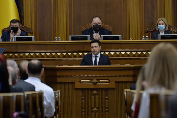 Пленарне засідання Верховної Ради України.

Голова Верховної Ради України Руслан Стефанчук відкрив пленарне засідання. 
Руслан Стефанчук привітав всіх з 30 річницею всеукраїнського референдуму за незалежність.

Головуючий запросив до сесійної зали Президента України Володимира Зеленського. Він також повідомив, що у пленарному засіданні беруть участь Прем’єр-міністр Денис Шмигаль і члени Кабінету Міністрів, керівники центральних органів виконавчої влади, керівники судової гілки влади, судді Конституційного суду України,
Верховна Рада вшанувала хвилиною мовчання пам’ять героїв, які загинули у боротьбі за свободу, незалежність та територіальну цілісність України. 

Головуючий надав слово для виступу Президенту України Володимиру Зеленському. 
Президент України Володимир Зеленський виступив з щорічним посланням до Верховної Ради України про внутрішнє і зовнішнє становище України.
Президент України вручив державні нагороди з нагоди 30-ї річниці проголошення незалежності України представникам органів державної влади, громадським діячам, науковцям, військовослужбовцям, медичним працівникам.
