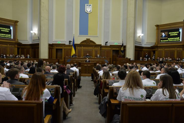Пленарне засідання Верховної Ради України.

Голова Верховної Ради України Руслан Стефанчук відкрив пленарне засідання. 
Руслан Стефанчук привітав всіх з 30 річницею всеукраїнського референдуму за незалежність.

Головуючий запросив до сесійної зали Президента України Володимира Зеленського. Він також повідомив, що у пленарному засіданні беруть участь Прем’єр-міністр Денис Шмигаль і члени Кабінету Міністрів, керівники центральних органів виконавчої влади, керівники судової гілки влади, судді Конституційного суду України,
Верховна Рада вшанувала хвилиною мовчання пам’ять героїв, які загинули у боротьбі за свободу, незалежність та територіальну цілісність України. 

Головуючий надав слово для виступу Президенту України Володимиру Зеленському. 
Президент України Володимир Зеленський виступив з щорічним посланням до Верховної Ради України про внутрішнє і зовнішнє становище України.
Президент України вручив державні нагороди з нагоди 30-ї річниці проголошення незалежності України представникам органів державної влади, громадським діячам, науковцям, військовослужбовцям, медичним працівникам.
