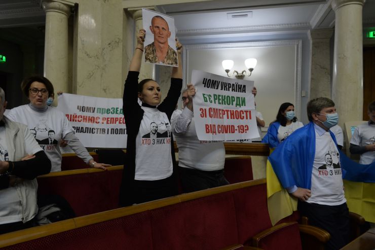 Пленарне засідання Верховної Ради України.

Голова Верховної Ради України Руслан Стефанчук відкрив пленарне засідання. 
Руслан Стефанчук привітав всіх з 30 річницею всеукраїнського референдуму за незалежність.

Головуючий запросив до сесійної зали Президента України Володимира Зеленського. Він також повідомив, що у пленарному засіданні беруть участь Прем’єр-міністр Денис Шмигаль і члени Кабінету Міністрів, керівники центральних органів виконавчої влади, керівники судової гілки влади, судді Конституційного суду України,
Верховна Рада вшанувала хвилиною мовчання пам’ять героїв, які загинули у боротьбі за свободу, незалежність та територіальну цілісність України. 

Головуючий надав слово для виступу Президенту України Володимиру Зеленському. 
Президент України Володимир Зеленський виступив з щорічним посланням до Верховної Ради України про внутрішнє і зовнішнє становище України.
Президент України вручив державні нагороди з нагоди 30-ї річниці проголошення незалежності України представникам органів державної влади, громадським діячам, науковцям, військовослужбовцям, медичним працівникам.
