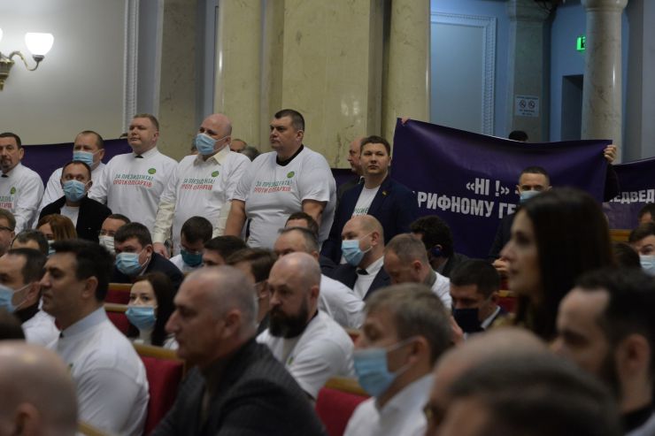 Пленарне засідання Верховної Ради України.

Голова Верховної Ради України Руслан Стефанчук відкрив пленарне засідання. 
Руслан Стефанчук привітав всіх з 30 річницею всеукраїнського референдуму за незалежність.

Головуючий запросив до сесійної зали Президента України Володимира Зеленського. Він також повідомив, що у пленарному засіданні беруть участь Прем’єр-міністр Денис Шмигаль і члени Кабінету Міністрів, керівники центральних органів виконавчої влади, керівники судової гілки влади, судді Конституційного суду України,
Верховна Рада вшанувала хвилиною мовчання пам’ять героїв, які загинули у боротьбі за свободу, незалежність та територіальну цілісність України. 

Головуючий надав слово для виступу Президенту України Володимиру Зеленському. 
Президент України Володимир Зеленський виступив з щорічним посланням до Верховної Ради України про внутрішнє і зовнішнє становище України.
Президент України вручив державні нагороди з нагоди 30-ї річниці проголошення незалежності України представникам органів державної влади, громадським діячам, науковцям, військовослужбовцям, медичним працівникам.
