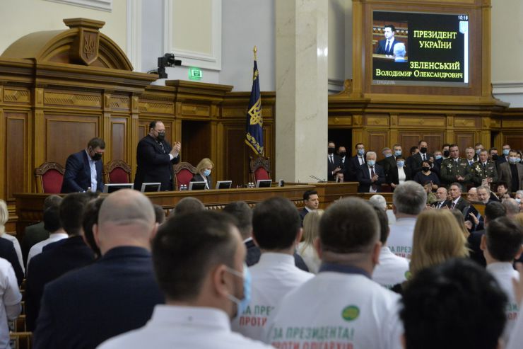 Пленарне засідання Верховної Ради України.

Голова Верховної Ради України Руслан Стефанчук відкрив пленарне засідання. 
Руслан Стефанчук привітав всіх з 30 річницею всеукраїнського референдуму за незалежність.

Головуючий запросив до сесійної зали Президента України Володимира Зеленського. Він також повідомив, що у пленарному засіданні беруть участь Прем’єр-міністр Денис Шмигаль і члени Кабінету Міністрів, керівники центральних органів виконавчої влади, керівники судової гілки влади, судді Конституційного суду України,
Верховна Рада вшанувала хвилиною мовчання пам’ять героїв, які загинули у боротьбі за свободу, незалежність та територіальну цілісність України. 

Головуючий надав слово для виступу Президенту України Володимиру Зеленському. 
Президент України Володимир Зеленський виступив з щорічним посланням до Верховної Ради України про внутрішнє і зовнішнє становище України.
Президент України вручив державні нагороди з нагоди 30-ї річниці проголошення незалежності України представникам органів державної влади, громадським діячам, науковцям, військовослужбовцям, медичним працівникам.

