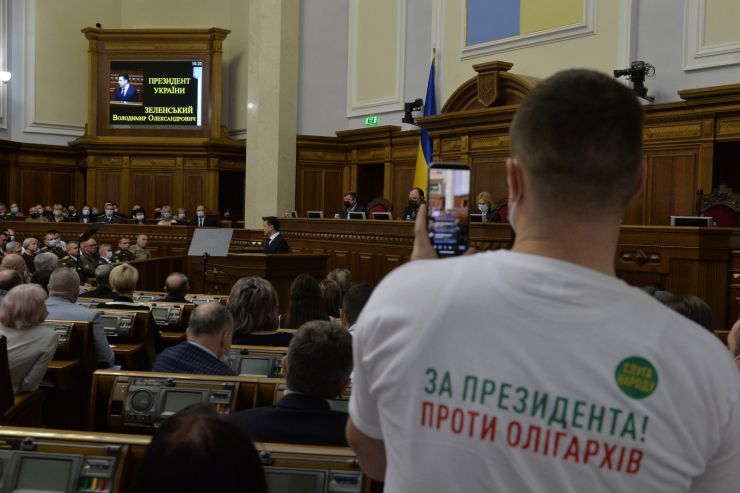 Пленарне засідання Верховної Ради України.

Голова Верховної Ради України Руслан Стефанчук відкрив пленарне засідання. 
Руслан Стефанчук привітав всіх з 30 річницею всеукраїнського референдуму за незалежність.

Головуючий запросив до сесійної зали Президента України Володимира Зеленського. Він також повідомив, що у пленарному засіданні беруть участь Прем’єр-міністр Денис Шмигаль і члени Кабінету Міністрів, керівники центральних органів виконавчої влади, керівники судової гілки влади, судді Конституційного суду України,
Верховна Рада вшанувала хвилиною мовчання пам’ять героїв, які загинули у боротьбі за свободу, незалежність та територіальну цілісність України. 

Головуючий надав слово для виступу Президенту України Володимиру Зеленському. 
Президент України Володимир Зеленський виступив з щорічним посланням до Верховної Ради України про внутрішнє і зовнішнє становище України.
Президент України вручив державні нагороди з нагоди 30-ї річниці проголошення незалежності України представникам органів державної влади, громадським діячам, науковцям, військовослужбовцям, медичним працівникам.
