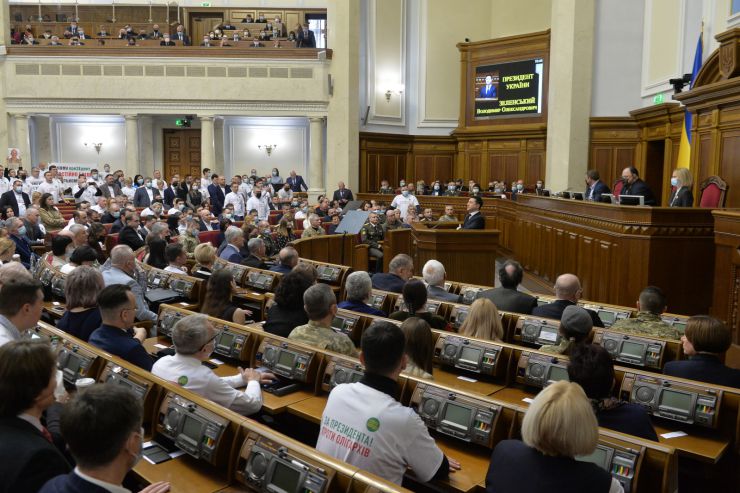 Пленарне засідання Верховної Ради України.

Голова Верховної Ради України Руслан Стефанчук відкрив пленарне засідання. 
Руслан Стефанчук привітав всіх з 30 річницею всеукраїнського референдуму за незалежність.

Головуючий запросив до сесійної зали Президента України Володимира Зеленського. Він також повідомив, що у пленарному засіданні беруть участь Прем’єр-міністр Денис Шмигаль і члени Кабінету Міністрів, керівники центральних органів виконавчої влади, керівники судової гілки влади, судді Конституційного суду України,
Верховна Рада вшанувала хвилиною мовчання пам’ять героїв, які загинули у боротьбі за свободу, незалежність та територіальну цілісність України. 

Головуючий надав слово для виступу Президенту України Володимиру Зеленському. 
Президент України Володимир Зеленський виступив з щорічним посланням до Верховної Ради України про внутрішнє і зовнішнє становище України.
Президент України вручив державні нагороди з нагоди 30-ї річниці проголошення незалежності України представникам органів державної влади, громадським діячам, науковцям, військовослужбовцям, медичним працівникам.
