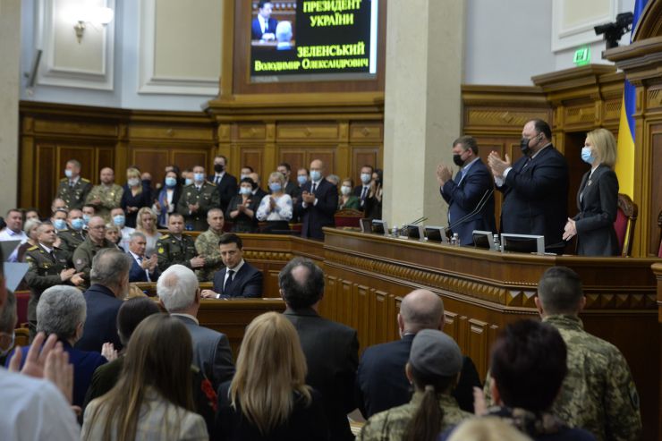 Пленарне засідання Верховної Ради України.

Голова Верховної Ради України Руслан Стефанчук відкрив пленарне засідання. 
Руслан Стефанчук привітав всіх з 30 річницею всеукраїнського референдуму за незалежність.

Головуючий запросив до сесійної зали Президента України Володимира Зеленського. Він також повідомив, що у пленарному засіданні беруть участь Прем’єр-міністр Денис Шмигаль і члени Кабінету Міністрів, керівники центральних органів виконавчої влади, керівники судової гілки влади, судді Конституційного суду України,
Верховна Рада вшанувала хвилиною мовчання пам’ять героїв, які загинули у боротьбі за свободу, незалежність та територіальну цілісність України. 

Головуючий надав слово для виступу Президенту України Володимиру Зеленському. 
Президент України Володимир Зеленський виступив з щорічним посланням до Верховної Ради України про внутрішнє і зовнішнє становище України.
Президент України вручив державні нагороди з нагоди 30-ї річниці проголошення незалежності України представникам органів державної влади, громадським діячам, науковцям, військовослужбовцям, медичним працівникам.
