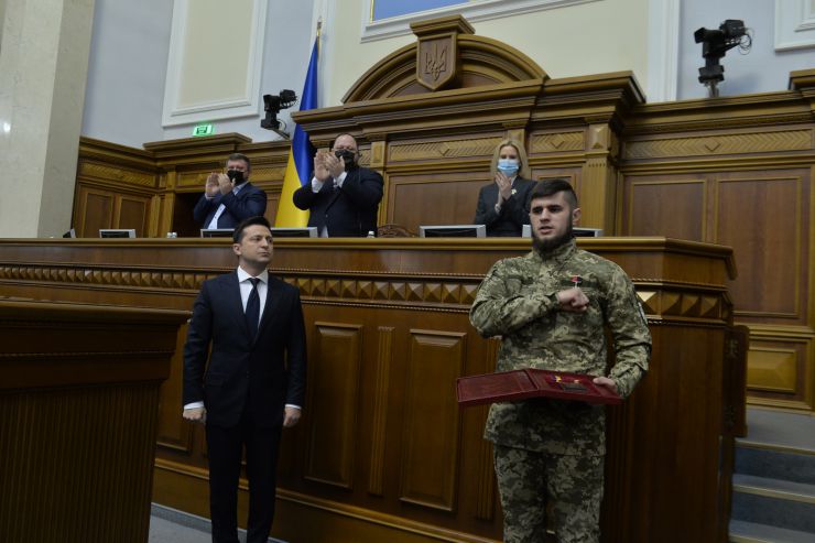Пленарне засідання Верховної Ради України.

Голова Верховної Ради України Руслан Стефанчук відкрив пленарне засідання. 
Руслан Стефанчук привітав всіх з 30 річницею всеукраїнського референдуму за незалежність.

Головуючий запросив до сесійної зали Президента України Володимира Зеленського. Він також повідомив, що у пленарному засіданні беруть участь Прем’єр-міністр Денис Шмигаль і члени Кабінету Міністрів, керівники центральних органів виконавчої влади, керівники судової гілки влади, судді Конституційного суду України,
Верховна Рада вшанувала хвилиною мовчання пам’ять героїв, які загинули у боротьбі за свободу, незалежність та територіальну цілісність України. 

Головуючий надав слово для виступу Президенту України Володимиру Зеленському. 
Президент України Володимир Зеленський виступив з щорічним посланням до Верховної Ради України про внутрішнє і зовнішнє становище України.
Президент України вручив державні нагороди з нагоди 30-ї річниці проголошення незалежності України представникам органів державної влади, громадським діячам, науковцям, військовослужбовцям, медичним працівникам.
