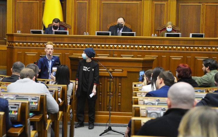 Пленарне засідання Верховної Ради України.

Голова Верховної Ради України Руслан Стефанчук відкрив пленарне засідання. 

Руслан Стефанчук зазначив, що Україна щороку 3 грудня разом зі світовою спільною відзначає Міжнародний день людей з інвалідністю, який проголошений Генеральною асамблеєю ООН у 1992 р.
Головуючий надав слово для виступу, виступив Мотиваційний спікер, амбасадор ЮНІСЕФ з питань інклюзії Яніс МакДевід

Головуючий повідомив, що у засіданні беруть участь Прем’єр-міністр Денис Шмигаль та члени Кабінету Міністрів. 
За пропозицією депутатських фракцій і груп члени Уряду відповідатимуть на запитання про обороноздатність України у 2021 році: безпекові підсумки року і перспективи.
Головуючий надав слово для виступу Міністру оборони Олексію Резнікову.
Яніс МакДавід мотиваційний спікер амбасадор ЮНІСЕФ з питань інклюзії, Ліна Дешвар активистка що захищає права людей з інвалідністю
