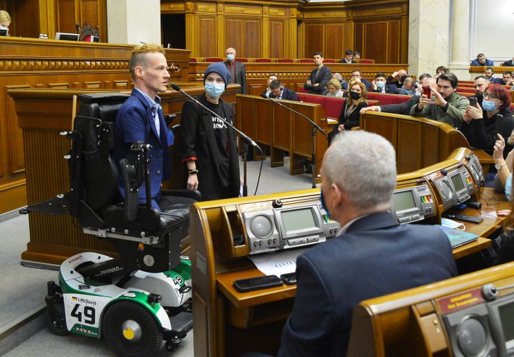Пленарне засідання Верховної Ради України.

Голова Верховної Ради України Руслан Стефанчук відкрив пленарне засідання. 

Руслан Стефанчук зазначив, що Україна щороку 3 грудня разом зі світовою спільною відзначає Міжнародний день людей з інвалідністю, який проголошений Генеральною асамблеєю ООН у 1992 р.
Головуючий надав слово для виступу, виступив Мотиваційний спікер, амбасадор ЮНІСЕФ з питань інклюзії Яніс МакДевід

Головуючий повідомив, що у засіданні беруть участь Прем’єр-міністр Денис Шмигаль та члени Кабінету Міністрів. 
За пропозицією депутатських фракцій і груп члени Уряду відповідатимуть на запитання про обороноздатність України у 2021 році: безпекові підсумки року і перспективи.
Головуючий надав слово для виступу Міністру оборони Олексію Резнікову.
Яніс МакДавід мотиваційний спікер амбасадор ЮНІСЕФ з питань інклюзії, Ліна Дешвар активистка що захищає права людей з інвалідністю
