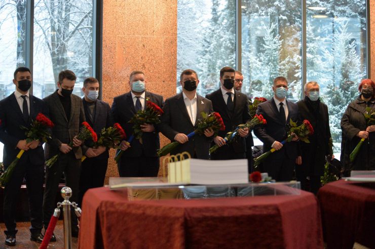Перший заступник Голови Верховної Ради України Олександр Корнієнко  та народні депутати вшанували пам’ять загиблих за свободу України воїнів в День ЗСУ в Меморіальному комплексі в Міністерстві оборони