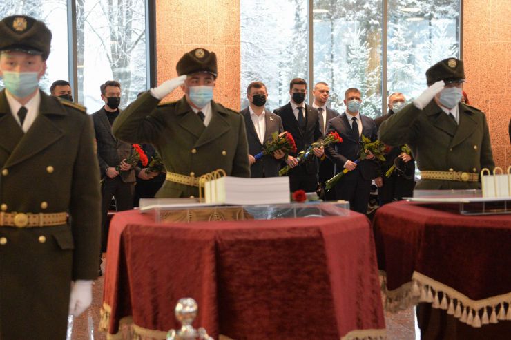 Перший заступник Голови Верховної Ради України Олександр Корнієнко  та народні депутати вшанували пам’ять загиблих за свободу України воїнів в День ЗСУ в Меморіальному комплексі в Міністерстві оборони