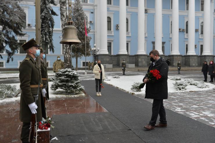 Перший заступник Голови Верховної Ради України Олександр Корнієнко  та народні депутати вшанували пам’ять загиблих за свободу України воїнів в День ЗСУ в Меморіальному комплексі в Міністерстві оборони