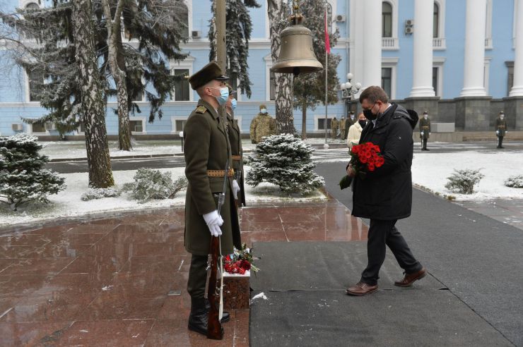Перший заступник Голови Верховної Ради України Олександр Корнієнко  та народні депутати вшанували пам’ять загиблих за свободу України воїнів в День ЗСУ в Меморіальному комплексі в Міністерстві оборони