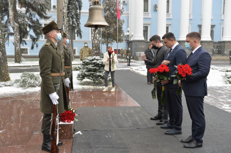 Перший заступник Голови Верховної Ради України Олександр Корнієнко  та народні депутати вшанували пам’ять загиблих за свободу України воїнів в День ЗСУ в Меморіальному комплексі в Міністерстві оборони