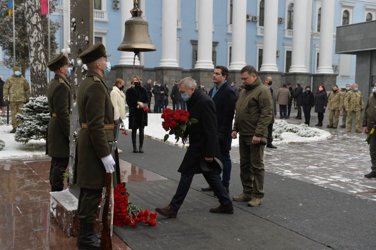 Перший заступник Голови Верховної Ради України Олександр Корнієнко  та народні депутати вшанували пам’ять загиблих за свободу України воїнів в День ЗСУ в Меморіальному комплексі в Міністерстві оборони