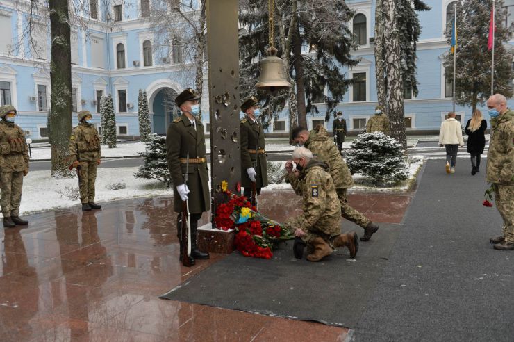 Перший заступник Голови Верховної Ради України Олександр Корнієнко  та народні депутати вшанували пам’ять загиблих за свободу України воїнів в День ЗСУ в Меморіальному комплексі в Міністерстві оборони