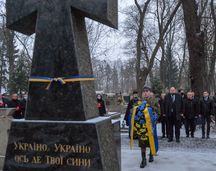  м.Варшава. Робочий візит Голови Верховної Ради України Руслана Стефанчука до Республіки Польща з метою участі у XI Сесії Міжпарламентської Асамблеї Верховної Ради України, Сейму i Сенату Республіки Польща nа Сеймасу Литовської Республіки.
Зустрічають: Маршалек Сенату Республіки Польща проф. Томаш Гродзький
Надзвичайний і Повноважний Посол України в Республіці Польща Андрій Дещиця
Покладання вінка до пам’ятника воїнам Української Народної Республіки на Вольському православному цвинтарі
