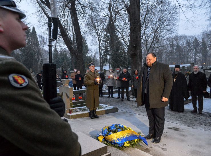  м.Варшава. Робочий візит Голови Верховної Ради України Руслана Стефанчука до Республіки Польща з метою участі у XI Сесії Міжпарламентської Асамблеї Верховної Ради України, Сейму i Сенату Республіки Польща nа Сеймасу Литовської Республіки.
Зустрічають: Маршалек Сенату Республіки Польща проф. Томаш Гродзький
Надзвичайний і Повноважний Посол України в Республіці Польща Андрій Дещиця
Покладання вінка до пам’ятника воїнам Української Народної Республіки на Вольському православному цвинтарі
