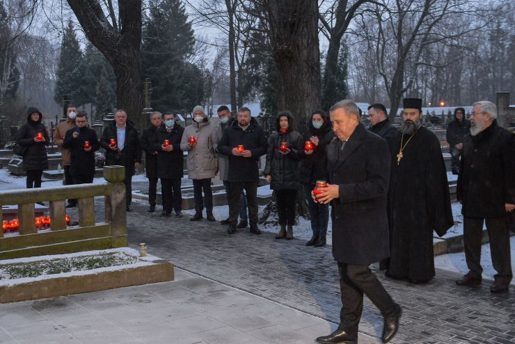  м.Варшава. Робочий візит Голови Верховної Ради України Руслана Стефанчука до Республіки Польща з метою участі у XI Сесії Міжпарламентської Асамблеї Верховної Ради України, Сейму i Сенату Республіки Польща nа Сеймасу Литовської Республіки.
Зустрічають: Маршалек Сенату Республіки Польща проф. Томаш Гродзький
Надзвичайний і Повноважний Посол України в Республіці Польща Андрій Дещиця
Покладання вінка до пам’ятника воїнам Української Народної Республіки на Вольському православному цвинтарі
