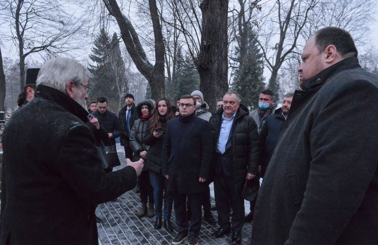  м.Варшава. Робочий візит Голови Верховної Ради України Руслана Стефанчука до Республіки Польща з метою участі у XI Сесії Міжпарламентської Асамблеї Верховної Ради України, Сейму i Сенату Республіки Польща nа Сеймасу Литовської Республіки.
Зустрічають: Маршалек Сенату Республіки Польща проф. Томаш Гродзький
Надзвичайний і Повноважний Посол України в Республіці Польща Андрій Дещиця
Покладання вінка до пам’ятника воїнам Української Народної Республіки на Вольському православному цвинтарі
