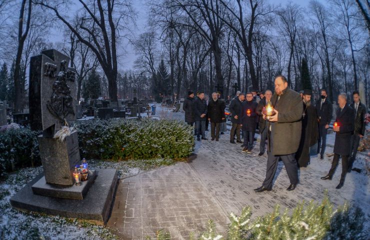  м.Варшава. Робочий візит Голови Верховної Ради України Руслана Стефанчука до Республіки Польща з метою участі у XI Сесії Міжпарламентської Асамблеї Верховної Ради України, Сейму i Сенату Республіки Польща nа Сеймасу Литовської Республіки.
Зустрічають: Маршалек Сенату Республіки Польща проф. Томаш Гродзький
Надзвичайний і Повноважний Посол України в Республіці Польща Андрій Дещиця
Покладання вінка до пам’ятника воїнам Української Народної Республіки на Вольському православному цвинтарі
