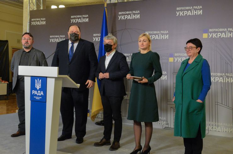 Голова Верховної Ради України Руслан Стефанчук взяв участь у відкритті книжкової виставки до 30-ї річниці Незалежності України.

У відкритті виставки також візьмуть участь: голова Комітету Верховної Ради України з питань гуманітарної та інформаційної політики Микита Потураєв, Міністр культури та інформаційної політики України Олександр Ткаченко, народна депутатка України, заступниця голови Комітету, голова підкомітету з питань інформаційної політики Комітету Верховної Ради України з питань гуманітарної та інформаційної політики Євгенія Кравчук, директорка Українського інституту книги Олександра Коваль 