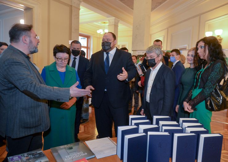 Голова Верховної Ради України Руслан Стефанчук взяв участь у відкритті книжкової виставки до 30-ї річниці Незалежності України.

У відкритті виставки також візьмуть участь: голова Комітету Верховної Ради України з питань гуманітарної та інформаційної політики Микита Потураєв, Міністр культури та інформаційної політики України Олександр Ткаченко, народна депутатка України, заступниця голови Комітету, голова підкомітету з питань інформаційної політики Комітету Верховної Ради України з питань гуманітарної та інформаційної політики Євгенія Кравчук, директорка Українського інституту книги Олександра Коваль 