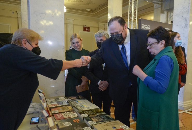 Голова Верховної Ради України Руслан Стефанчук взяв участь у відкритті книжкової виставки до 30-ї річниці Незалежності України.

У відкритті виставки також візьмуть участь: голова Комітету Верховної Ради України з питань гуманітарної та інформаційної політики Микита Потураєв, Міністр культури та інформаційної політики України Олександр Ткаченко, народна депутатка України, заступниця голови Комітету, голова підкомітету з питань інформаційної політики Комітету Верховної Ради України з питань гуманітарної та інформаційної політики Євгенія Кравчук, директорка Українського інституту книги Олександра Коваль 